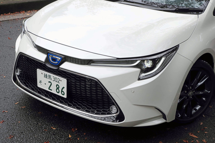 シャープなヘッドランプや台形グリルが特徴のフロントまわり。従来の「カローラ」像を払拭（ふっしょく）するかのような、スポーティーなイメージが表現されている。