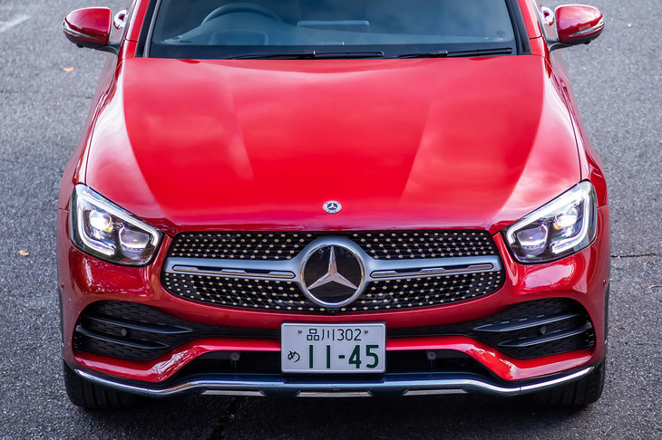 マイナーチェンジでフロントフェイスデザインが改められた。グリルは下底のほうが長い、いわゆる台形をモチーフとした意匠が採用されている。