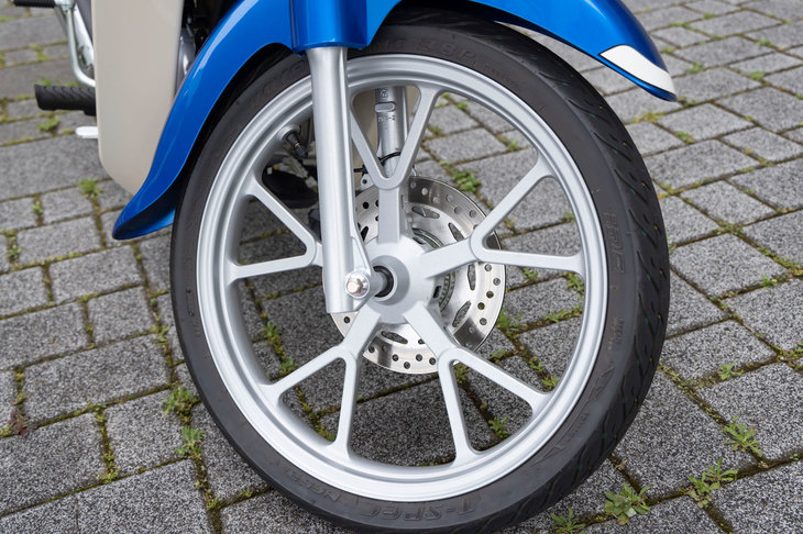 足まわりでは、メンテナンスのしやすさを考慮して新たにキャストホイールとチューブレスタイヤを採用した。