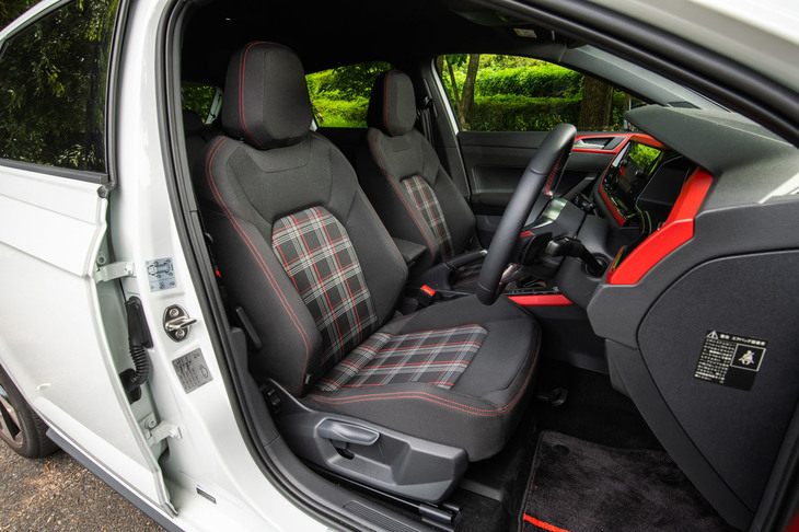 シート表皮には、「GTI」の伝統にのっとったタータンチェック柄を採用。ヘッドレストやサイドサポートの形状もノーマルモデルから変更されている。