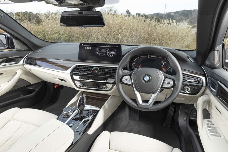 内装のつくりは従来モデルと大きく変わらず。スイッチパネルがハイグロスブラック仕上げとなっているのが新しい。