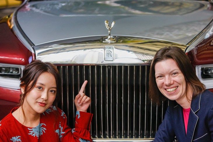 ミッチェル：「ロールス・ロイスにショーファーカーのイメージを持っている方も多いかもしれませんが、今では半分以上のお客さまが、自らハンドルを握ってドライブを楽しんでいるんですよ」　
うーん。私がロールス・ロイスに抱いていた「運転手付きで乗るクルマ」というイメージは、ちょっと古いものだったようです。ミッチェルさん、ありがとうございました。