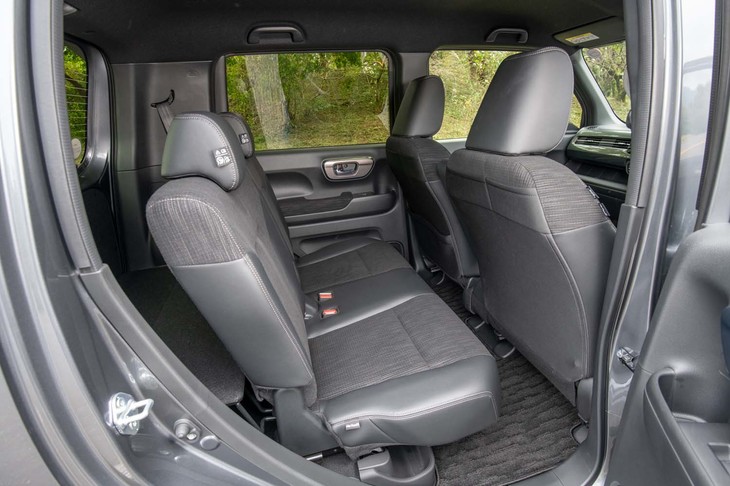 リアシートは左右一体での前後スライド機構が備わる（リクライニングは左右個別）。写真は一番前にスライドしたところ。