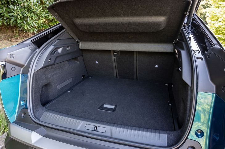 後席使用時の荷室容量は520リッター。フロアボードを取り外せば588リッターに拡大できる。後席の背もたれをすべて前方に倒すと1480リッターの大空間が出現する。
