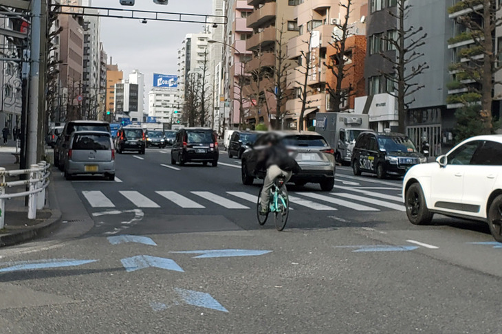 ところどころに路上駐車の車両があるとはいえ、自転車が中央寄りのレーンをクルマと混走するのは危険だ。路上では、イヤホンをしながらの運転（2026年4月からは青切符の対象となる）も多く見受けられる。