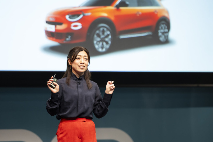 「フィアット600e」発表イベントでブランドプレゼンテーションを行ったステランティス ジャパン ブランドマネージャーの熊崎陽子氏。