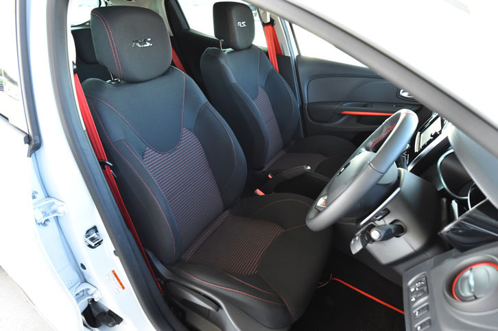 「ルーテシアR.S.トロフィー」のシート。表皮はファブリックで、R.S.のロゴマークや赤いステッチで飾られる