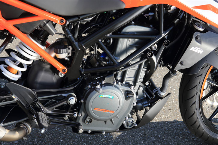 「250デューク」のエンジン（写真）は、「390デューク」のエンジンをボアダウンしたもの。日本の車検制度を意識した250デュークは、日本以外の市場に供給される「200デューク」に代わるモデルとしてラインナップされている。