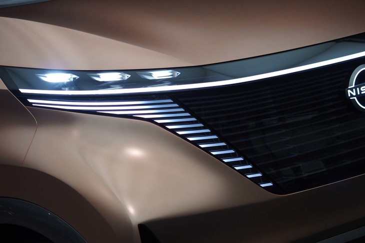 「ニッサンIMk」のヘッドライト。