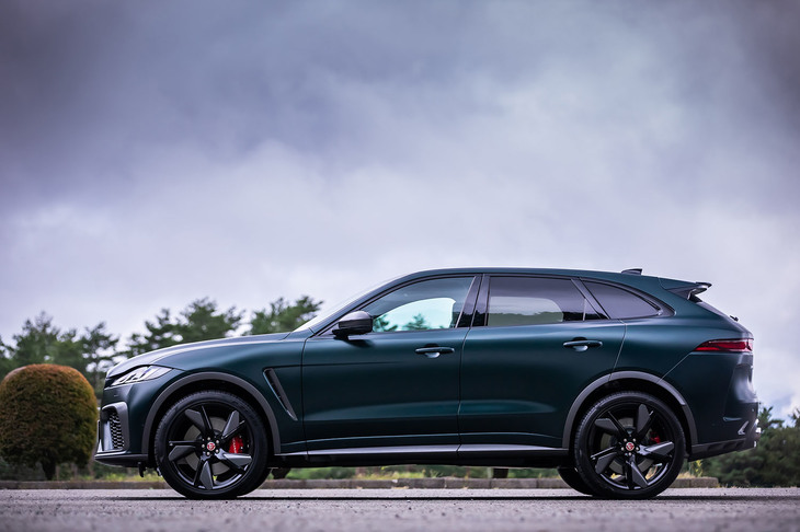 今回の試乗車は、日本でも限定で7台が販売された「BRGローンチエディション」と同じ外装色となる、オプションの「サテンフィニッシュ ブリティッシュレーシンググリーン」をまとっていた。