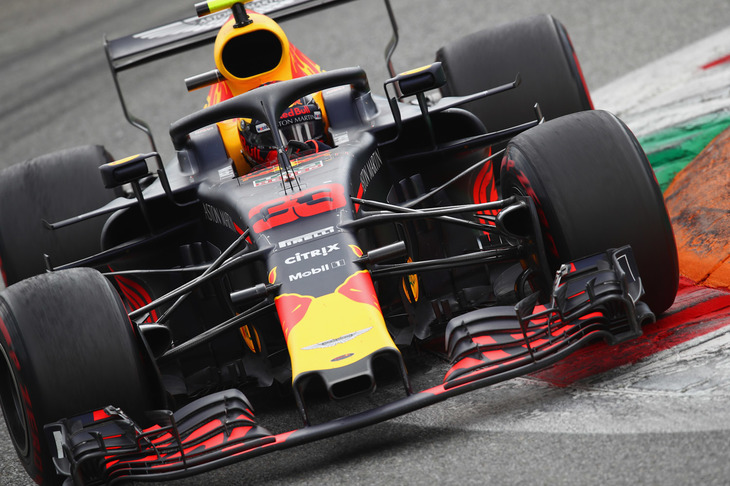 パワーサーキットのモンツァで苦戦することが予想されたレッドブル勢。ルノーの最新型パワーユニット「スペックC」をもってしても、予選で5位につけたフェルスタッペン（写真）はポールタイムから1.496秒も後れを取った。レースでは、持ち前のスタートダッシュで瞬く間に3位に上がるも、これまた生来の気の強さからか、終盤にボッタスと接触、そのペナルティーでリザルトに5秒が加算され、ボッタス、ベッテルに次ぐ5位となった。なおチームメイトのダニエル・リカルドは、パワーユニット交換で予選はQ1のみを走り、19番グリッドからスタート。レースでは24周目にマシンから白煙を上げリタイアを喫した。（Photo=Red Bull Racing）