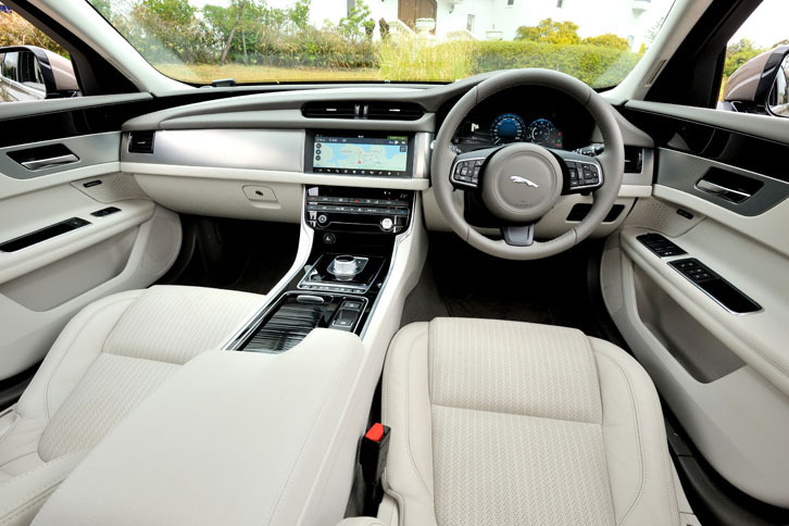 内装がより豪華になる「プレステージ」にはトーラスレザーのシートが装着される。この試乗車の内装色は「ライトオイスター」と呼ばれるもの。