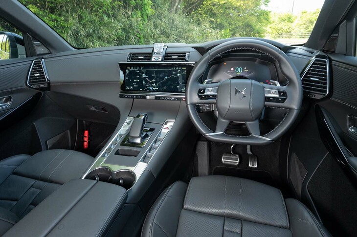 かつては「リヴォリ」「バスティーユ」なども設定されていたインテリアトリムは最上級の「オペラ」に一本化。ダッシュボードとドアトリムにはナッパレザーが貼られている。