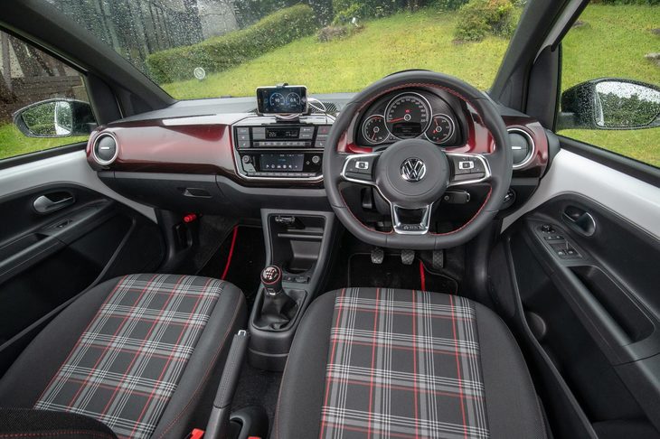 インストゥルメントパネルまわりでは、ドット模様の赤いグラデーションがあしらわれた装飾パネルが目を引く。トランスミッションは6段MTのみの設定となる。