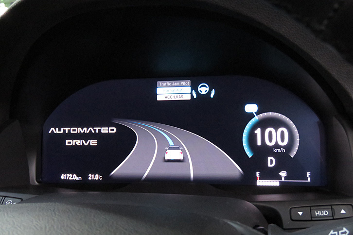 自動運転システムが作動している状態でのデジタルメーターの表示。ドライバーは、これらのモニター表示と音声を通じて、システムの作動状態を認識する。
