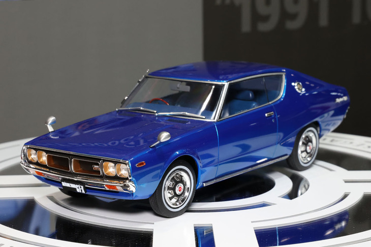 まずはプラモデルから。ここ数年来、国内メーカーではクルマのキットに最も積極的なハセガワからリリースされた1/24「日産スカイライン ハードトップ2000GT-X」（KGC110）。先に「ハードトップ2000GT-R」（KPGC110）が登場したときからバリエーションとしての追加は予想されていたが、期待を裏切らない出来栄えだ。