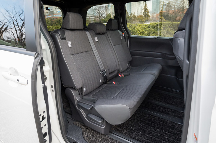 2列目にはセパレート式のキャプテンシートと3人乗りのベンチシート（写真）を用意。ただし後者は、高価格帯のグレードやハイブリッドの4WD車では選択できない。（写真：向後一宏）
