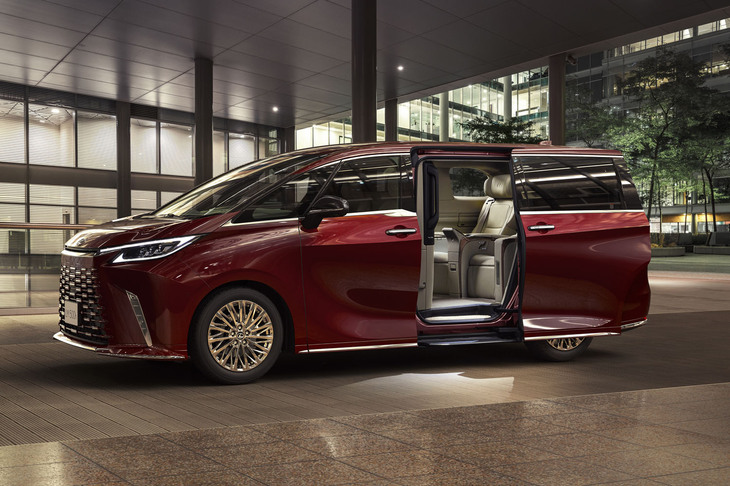 「レクサスLM」のボディーサイズは全長×全幅×全高＝5125×1890×1955mm。ベースとなった「アルファード」よりもひとまわり大きい。最高出力275PS、最大トルク460N・mの2.4リッター直4ターボエンジンにモーターを組み合わせたハイブリッドシステムを搭載。そのシステム最高出力は371PSを誇る。