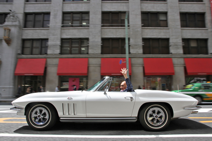 これも常連である1965年「シボレー・コルベット スティングレイ」。C2こと2代目コルベットのロードスターである。