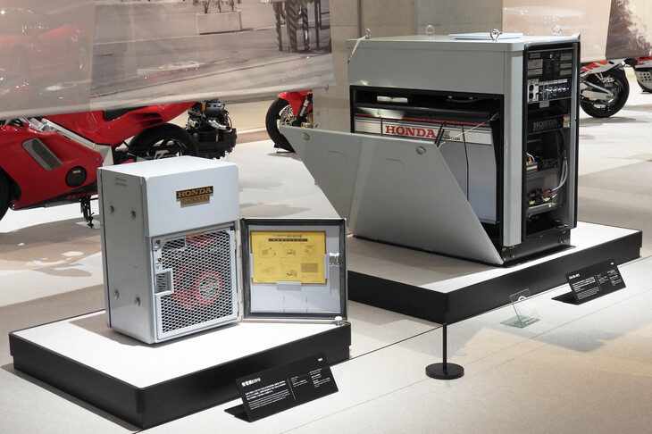 ガイドさんは、ちょっと珍しいホンダ製品についても教えてくれた。写真は信号機用の発電機「E2010」（1987年）と「EX4.5D-ATS」（1995年）。停電時にも交通インフラを稼働させるための機器で、信号機や電柱の脇などに見かける金属製の箱の中に、人知れず収まっていた。