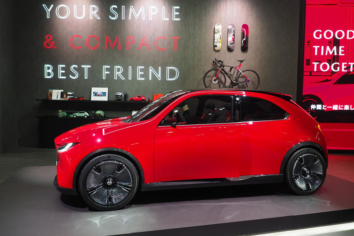 「マツダ・ビジョンXコンパクト」のボディーサイズは全長×全幅×全高＝3825×1795×1470mmと発表されている。