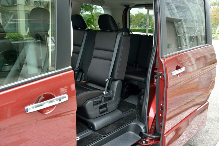 室内長は、先代比で180mm延長された。左右方向にも動かせる2列目シートを、写真のように中央に寄せておけば、最大690mmの前後スライドが可能。さらに、背もたれを倒すことなく3列目にアクセスできるようになる。