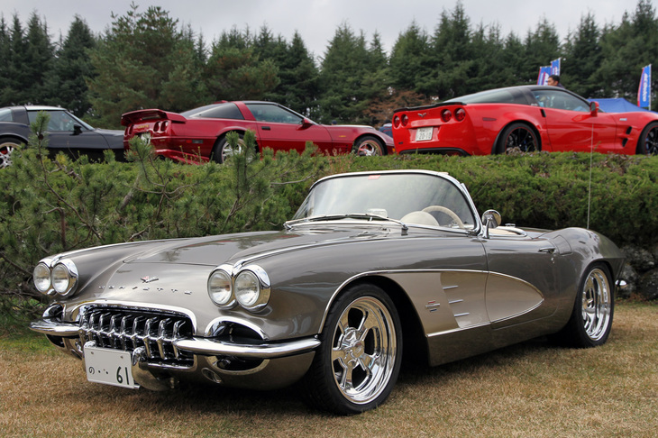 1961年C1「コルベット」。中身はアップデートされたサードパーティー製C1用フレームにC7コルベット用のLS3エンジンを積んだ、いわゆるレストモッド。オーナーいわく「乗り味は現代のクルマと変わりません」とのこと。