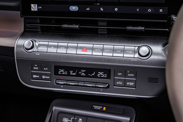 ダッシュボードの中央に、オーディオの操作スイッチとエアコンのコントローラーを配置。多くの人が直感的に使えるように、あえてスイッチ式を採用しているという。