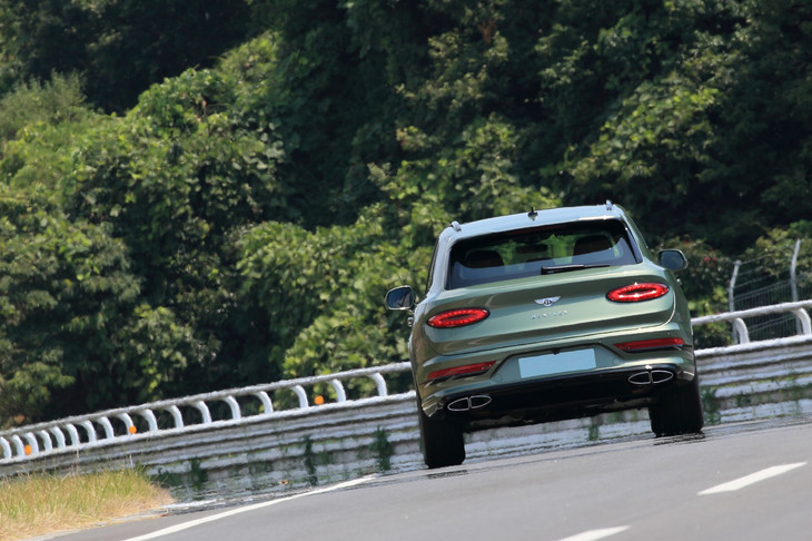 大幅改良を受けた「ベントレー・ベンテイガ」は、日本では2020年末ごろのデリバリー開始が予定されている。