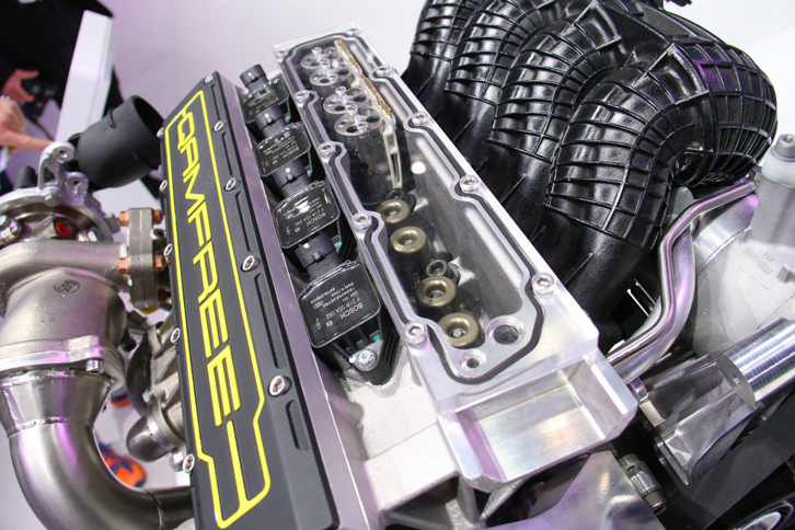 クオロスのカムフリーエンジン。クオロスは奇瑞傘下のプレミアムブランド。カムシャフトを廃し、電動・油圧制御でバルブ駆動を行うことにより、エンジンの軽量コンパクト化を実現。これは、ケーニグセグとの共同開発である。