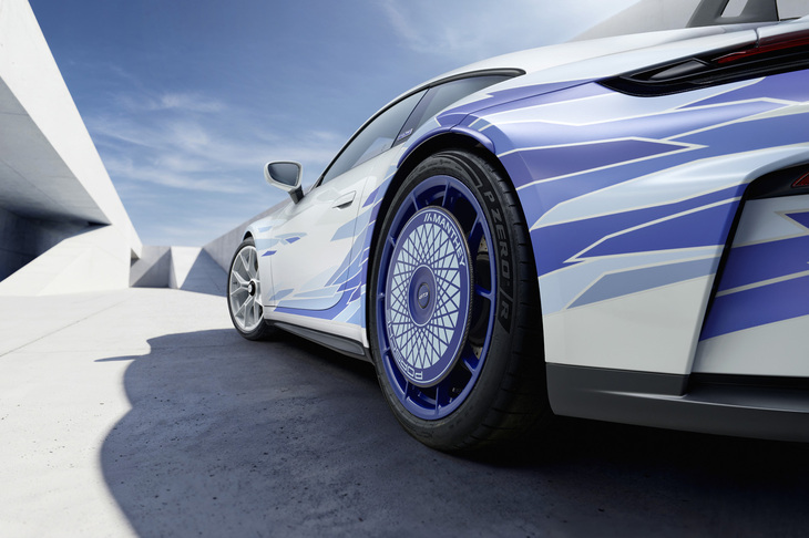 「911 GT3アルティザンエディション」のボディーサイドには、藍染と深く結びつく「ジャパンブルー」をイメージしたブルーのアクセントが入る。