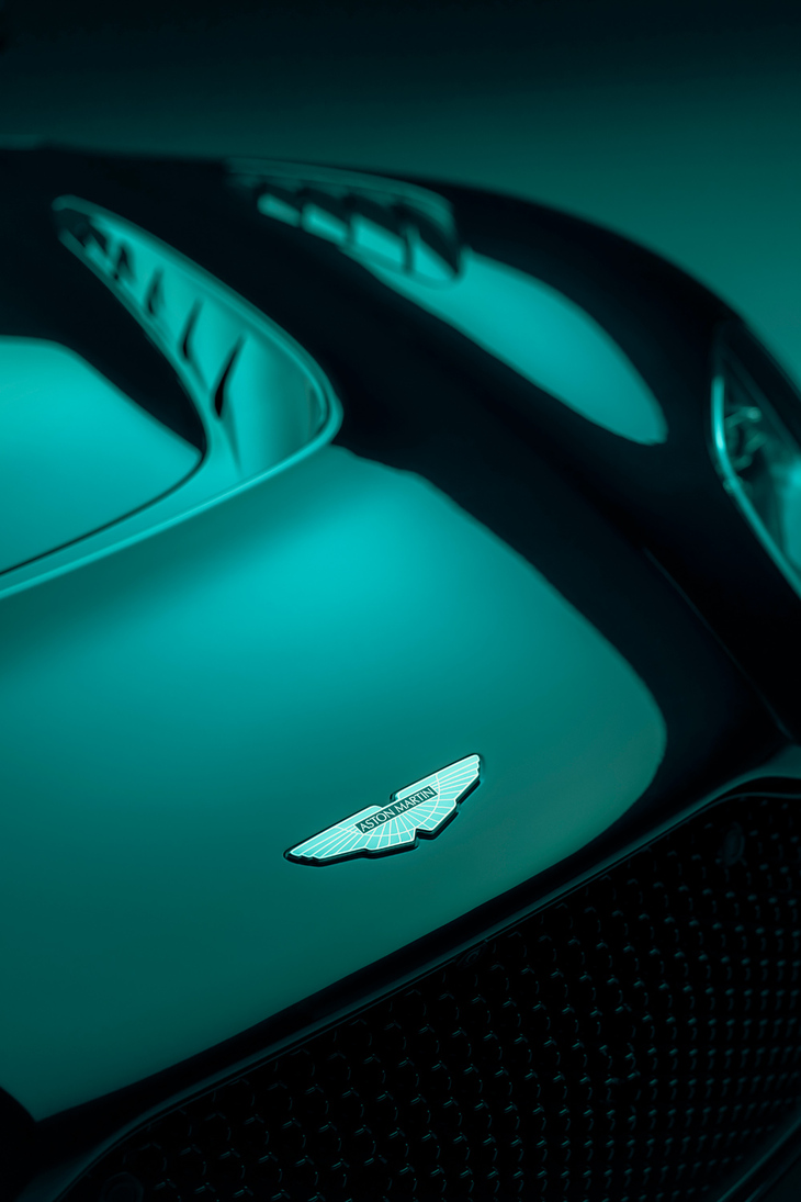 アストンマーティンDBS770アルティメット（エンブレム「アストンマーティン・ウイング」）