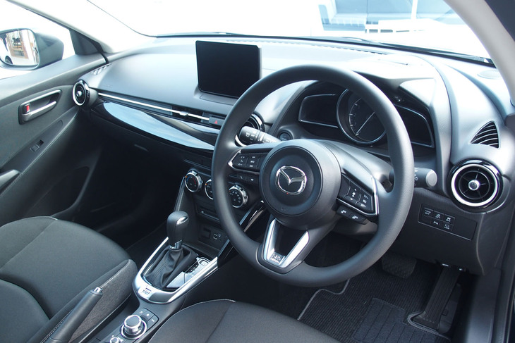 マツダ2 15 BD CLAP POP架装車（インストゥルメントパネル）