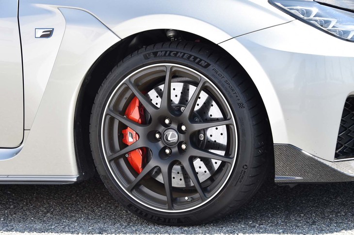 BBS製の軽量鍛造アルミホイール。タイヤはミシュランの「パイロットスポーツ4S」が組み合わされていた。