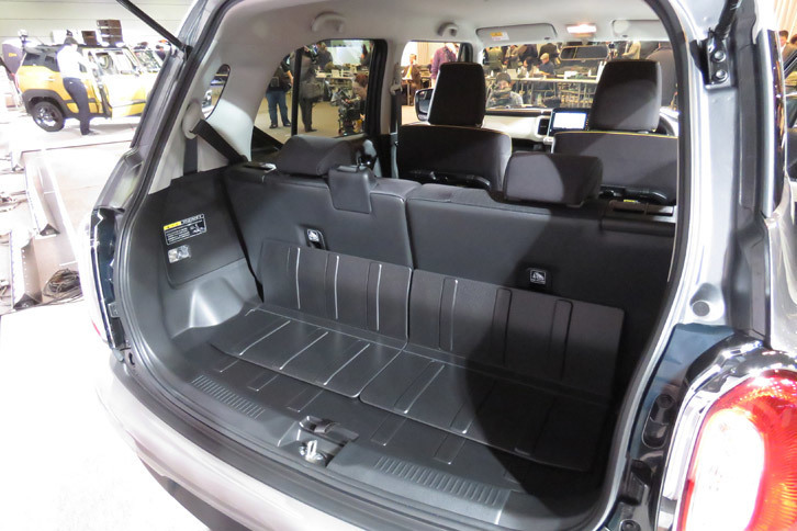 シートと同様、はっ水素材が用いられたラゲッジルーム。床下にも収納スペースが設けられている。