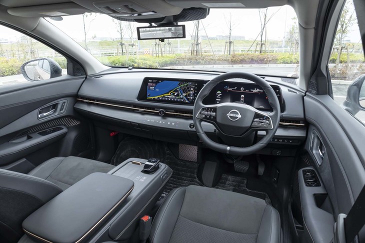 12.3インチの大型スクリーンが2枚そびえるダッシュボード。空調ユニットをボンネット下に収めることで広々としたキャビンを実現している。