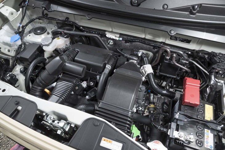 パワーユニットは最高出力64PS、最大トルク98N・mの0.66リッター直3ターボエンジン。同3.1PS、同50N・mのモーターを使ったマイルドハイブリッド機構も備わる。