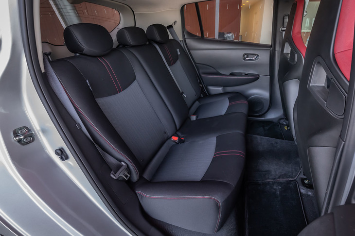 後席まわりでは、マイナーチェンジに伴う変更はない。ドアトリムやシート表皮は「リーフNISMO」専用で、シートに施されたレッドとグレーのツインステッチが特徴。