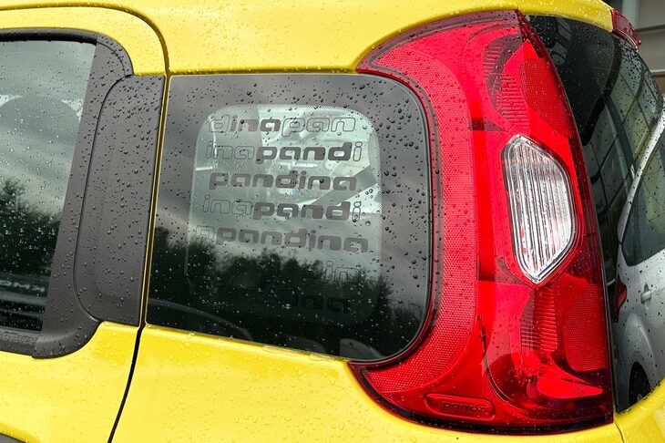 ……クオーターウィンドウには「Pandina」の文字が。こうしたフィアットのネーミングの不統一は、現地イタリアのジャーナリストも混乱させている。