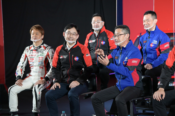 トークショーにて談笑する、トヨタとスバルの開発メンバー。