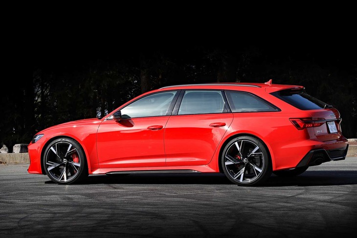 ボディーの全長は4995mmにも達する。伸びやかなワゴンボディーが美しい。