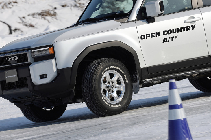 トーヨータイヤの雪上試乗会より、「トヨタ・ランドクルーザー“250”」に装着された「オープンカントリーA/T III」。