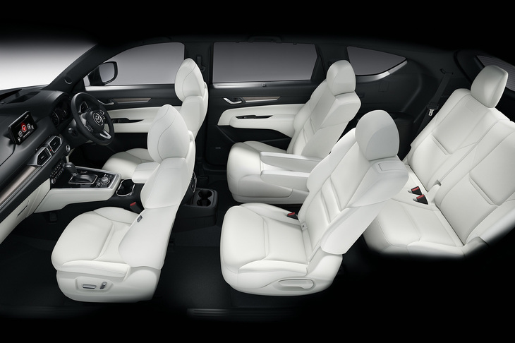 2023年12月で生産を終了するとアナウンスされている「CX-8」のキャビン。2列目がセパレートタイプの6人乗り（写真）のほか、ベンチタイプの7人乗りも設定していた。