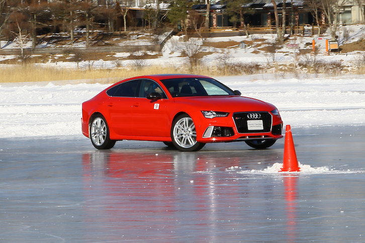 今回はドリフトしながらの定常円旋回に挑戦した。写真の「RS 7スポーツバック パフォーマンス」は最高出力605psのハイパワー。容易にテールスライドさせることができたが、ずっと滑らせ続けるのはやはり難しかった。