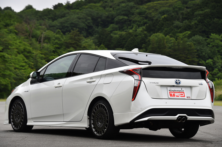 「プリウスTRD Ver.1」のリアビュー。リア中央に配置された「ハイレスポンスマフラーVer.S」のデザインが、ノーマルとの違いを強調する。