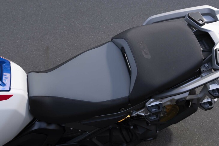 アシの仕様は2種類で、「アダプティブ車高制御機能」仕様のシート高は860-890mm、「アダプティブ車高制御機能コンフォート」仕様のシート高は840-870mmで可変する。これとは別に、シートにはアジャスト機能が備わっており、座面を低い位置でセットすると、20mmシート高を下げられる。