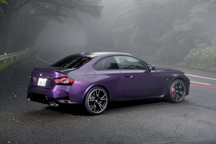 【BMW M240i xDriveクーペのスペック】
	ボディーサイズ：全長×全幅×全高＝4560×1825×1405mm／ホイールベース：2740mm／車重：1710kg／駆動方式：4WD／エンジン：3リッター直6 DOHC 24バルブ ツインターボ／トランスミッション：8段AT／最高出力：387PS（285kW）/5800rpm／最大トルク：500N・m（51.0kgf・m）/1800-5000rpm／タイヤ：（前）245/35ZR19 93Y／（後）255/35ZR19 96Y（ミシュラン・パイロットスポーツ4 S）／燃費：10.9km/リッター（WLTCモード）／価格：758万円
	
	【取材時の燃費データ】
	テスト距離：278.5km（市街地1：高速道路7：山岳路2）／使用燃料：34.3リッター（ハイオクガソリン）／参考燃費：8.1km/リッター（満タン法）／8.5km/リッター（車載燃費計計測値）