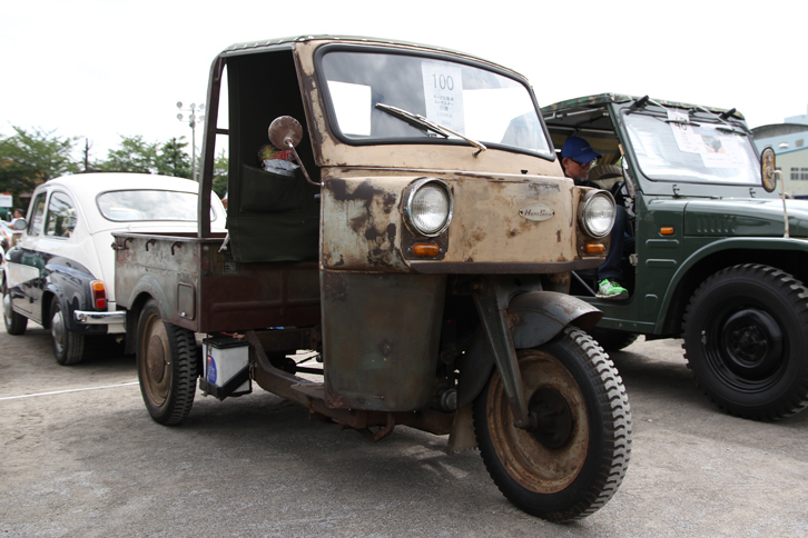 1958年「ホープスターSU型」。現在は遊園地向けの遊具メーカーであるホープが作っていた軽三輪トラック。ちなみにホープは軽初の4WD車である「ホープスターON型」を開発したメーカーでもあり、その製造権をスズキが買い取って初代「ジムニー」が生まれた。