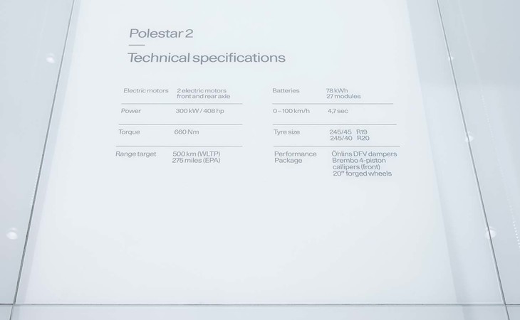 ポールスターのブースで発表された「ポールスター2」のスペック。