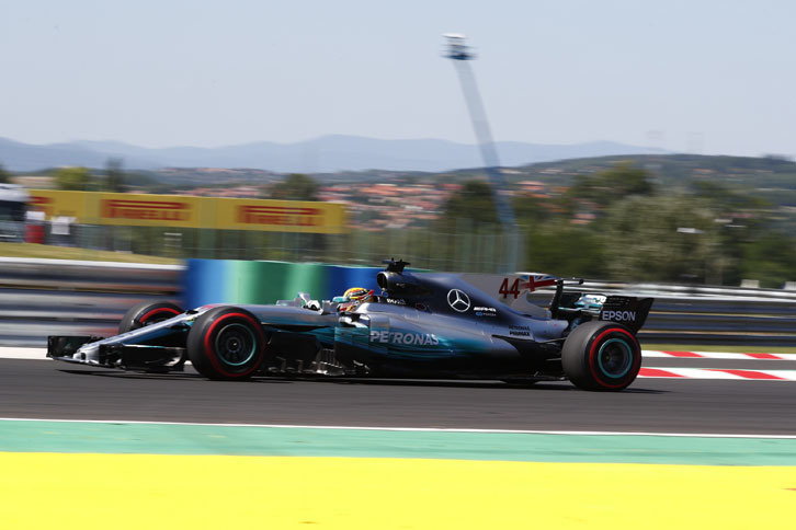 トップを走るフェラーリ2台に切り込んでいったハミルトン（写真）だったが、抜きにくいコースであるハンガロリンクではその任務は至難の業だった。そのまま3位で終わればベッテルとのポイント差を11点にとどめることができたが、約束通り、ポジションを譲ってくれたボッタスに3位の座を返し4位でフィニッシュ。ポイント差は14点になった。（Photo=Mercedes）